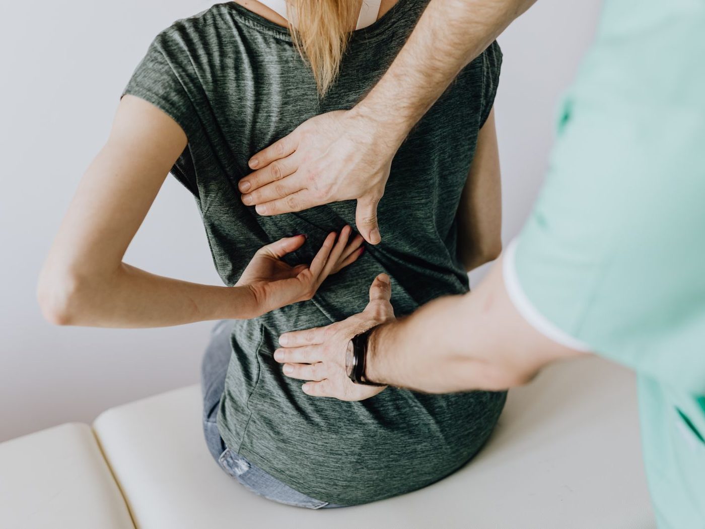 Dolor lumbar: por qué el reposo prolongado ya no es la recomendación médica — imagen ilustrativa, no es fotografía de la sede de Almavita