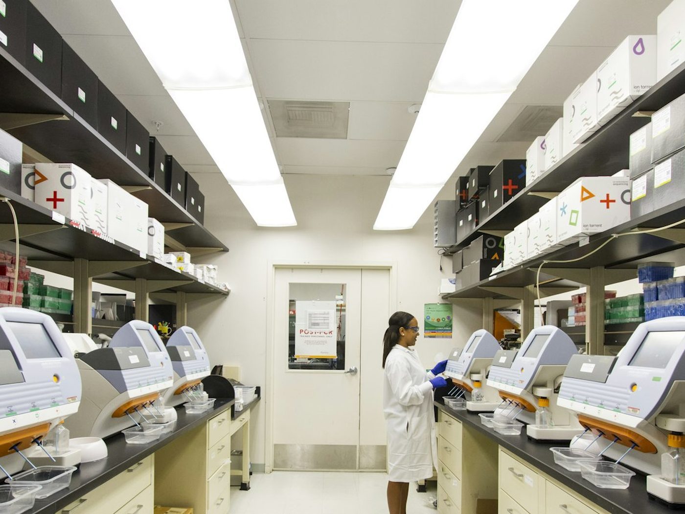 Laboratorio clínico — imagen ilustrativa, no es fotografía de la sede de Almavita